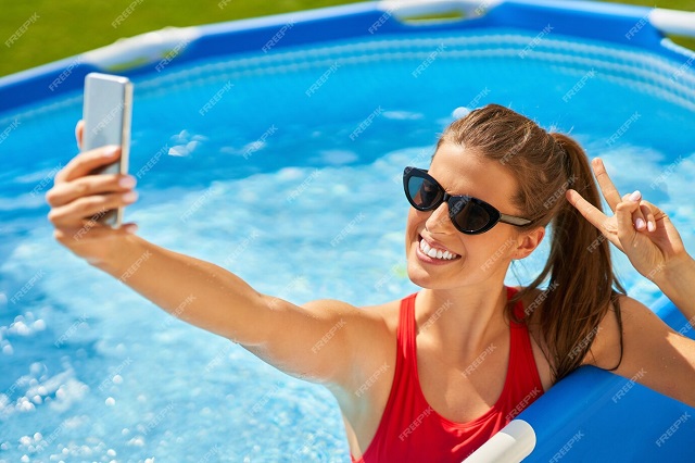 selfie v bazénu